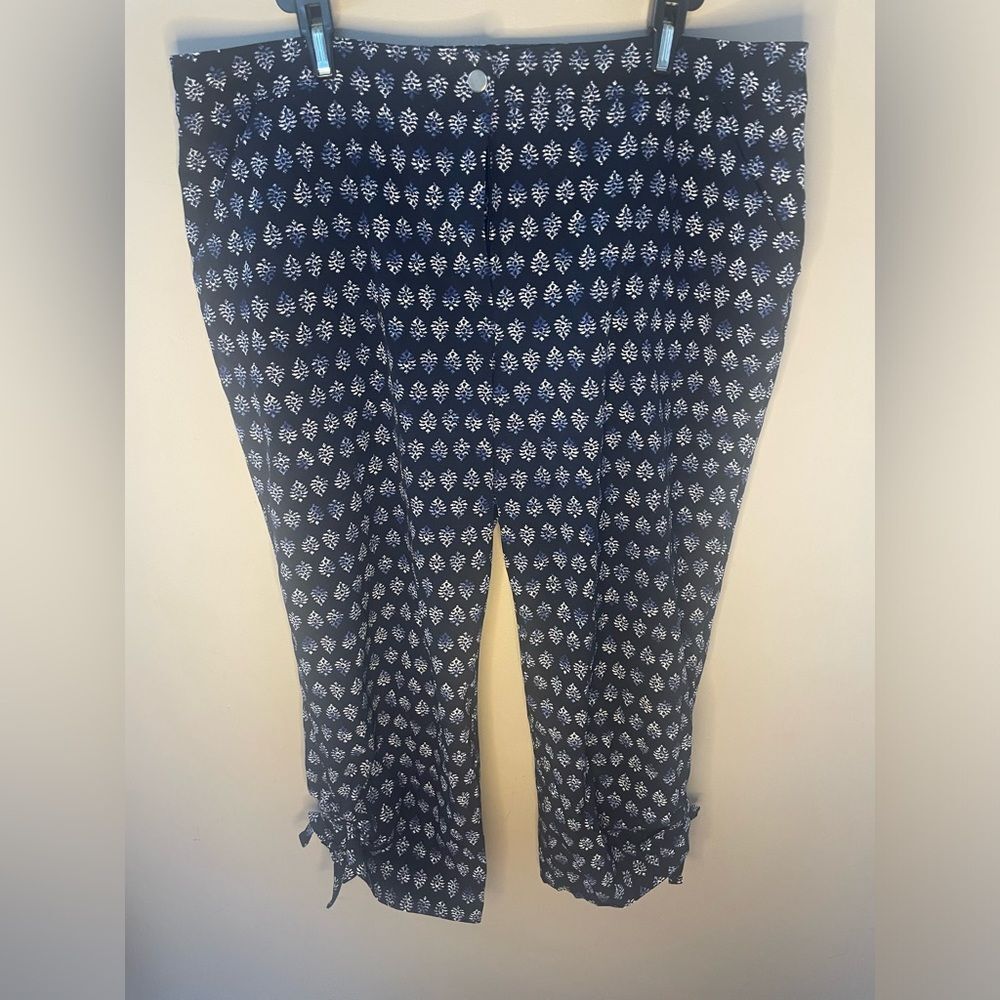 Size 2 Chicos zenergy navy capris with white design EUC